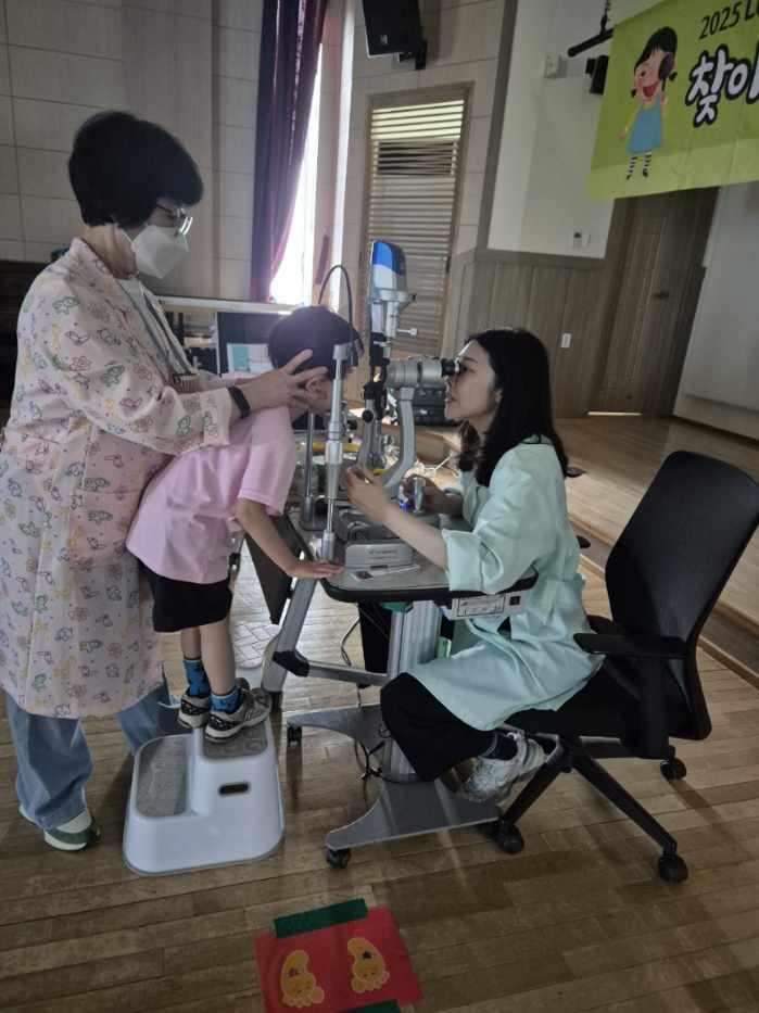 2-3 사진(영양군보건소, 의료취약지역 취학 전 어린이 눈 정밀검진 실시).jpg