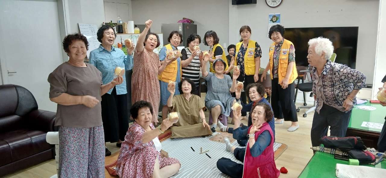 0724 적십자안기봉사회, ‘사랑의 빵’ 나눔 진행 (1).jpg