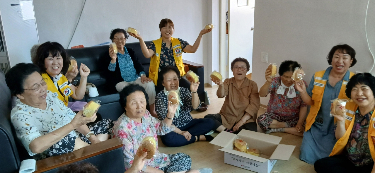0724 적십자안기봉사회, ‘사랑의 빵’ 나눔 진행 (2).jpg