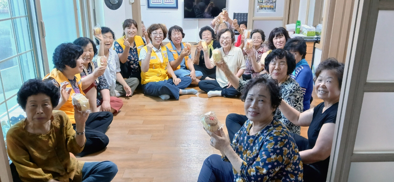 0724 적십자안기봉사회, ‘사랑의 빵’ 나눔 진행 (3).jpg