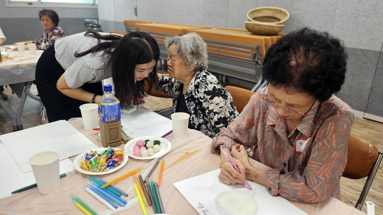 0723 서울 온누리교회 청년봉사단, 평화동 경로당 찾아 봉사활동 진행 (2).jpg