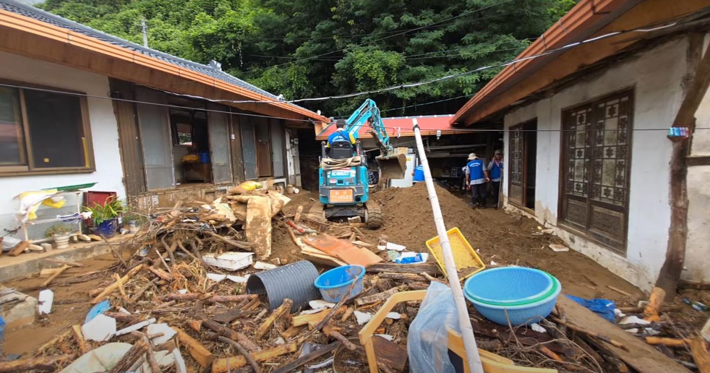 3-3 사진(영양군 산불피해보상 비상대책위원회, 산청군 수해복구에 힘 보태).jpg