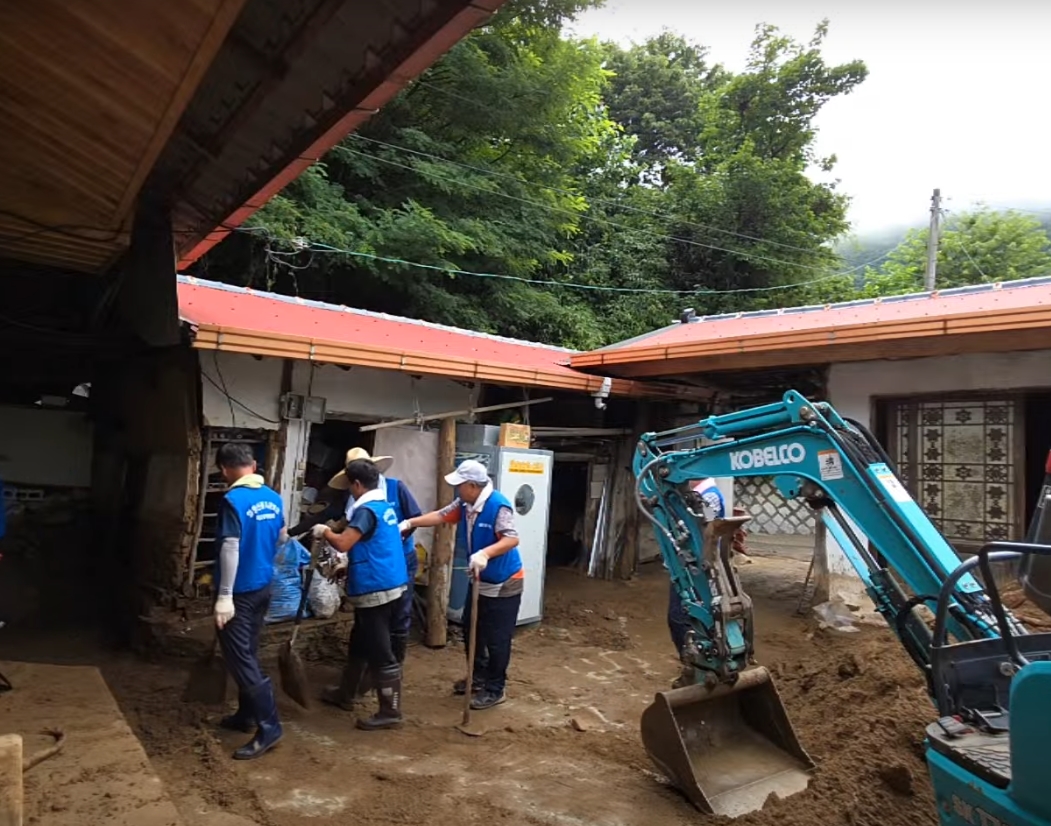 3-5 사진(영양군 산불피해보상 비상대책위원회, 산청군 수해복구에 힘 보태).jpg